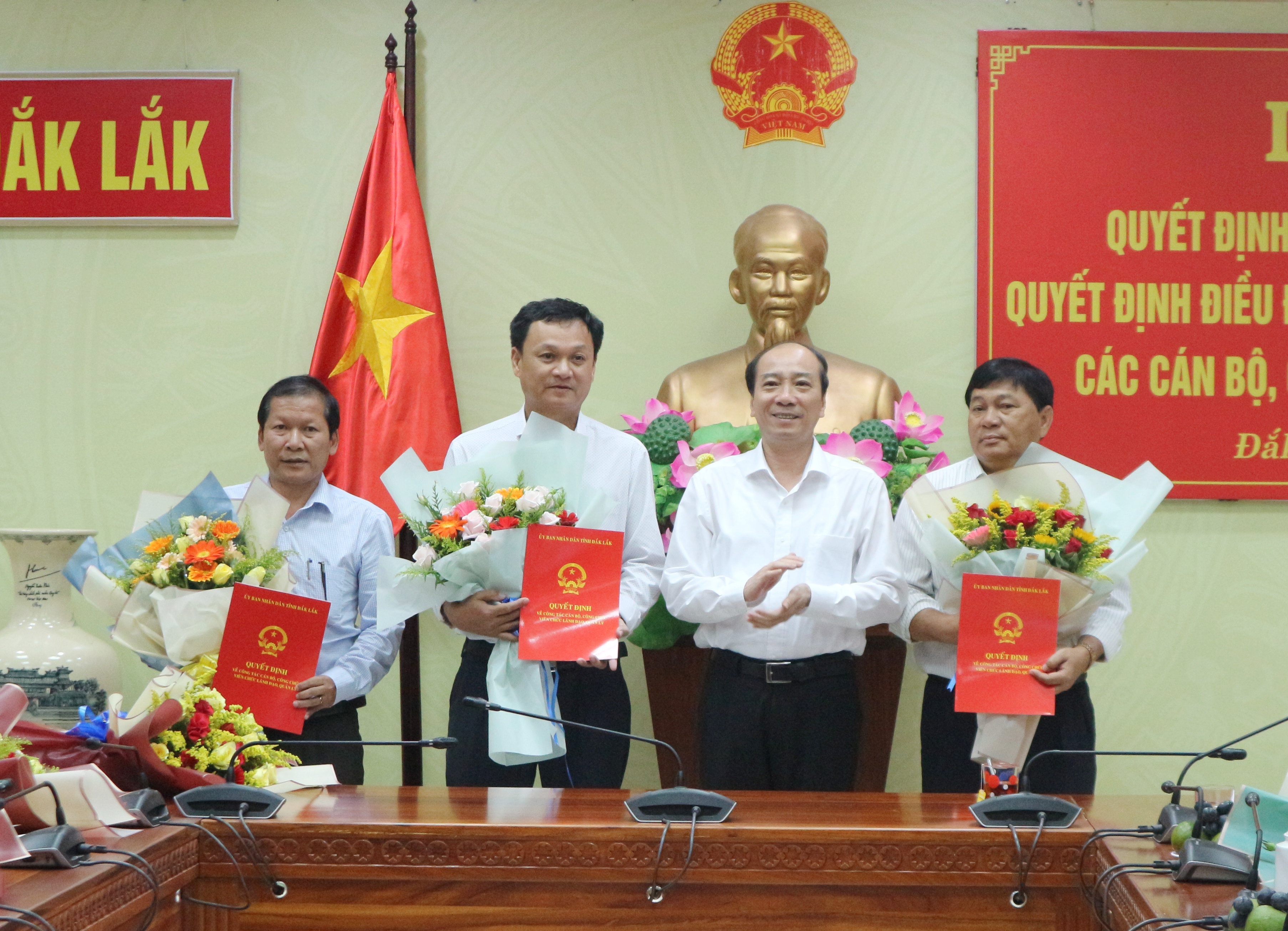 UBND tỉnh tổ chức Lễ trao Quyết định nghỉ hưu, điều động, giao quyền